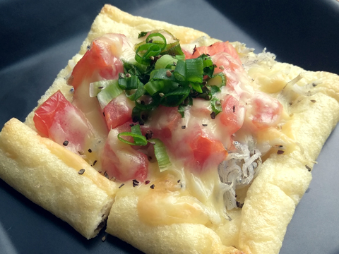 油揚げで作る！　しらすとフレッシュトマトの油あげピザ